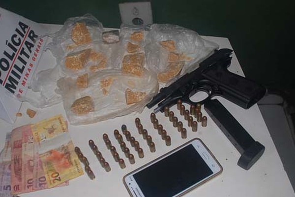 Após resistir e desacatar, jovem é preso com pistola e uma grande quantidade de crack