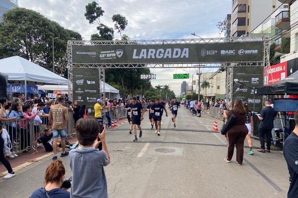 Corrida da Polícia Militar reúne mais de mil competidores no Centro de Patos de Minas