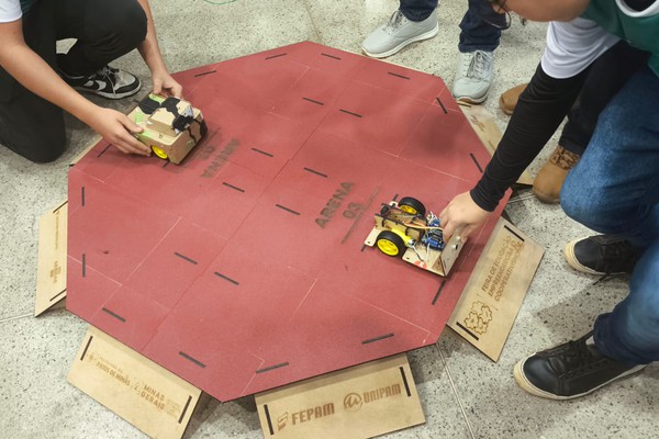 Cerca de 1500 estudantes apresentam projetos inovadores e promovem batalhas de robôs na Feira de Empreendedorismo