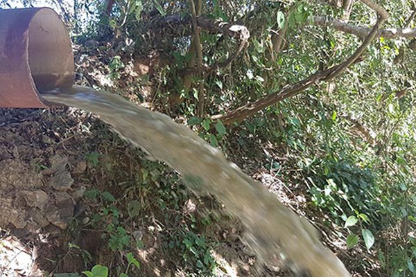 Morador denuncia lançamento de esgoto no Rio Paranaíba pela própria tubulação da Copasa