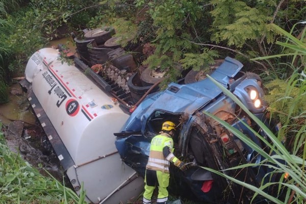 Motorista de 34 anos morre após caminhão tanque com óleo diesel cair em ribanceira