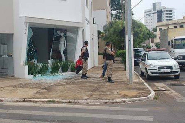 Ladrão arrebenta vitrine de loja e leva diversas calças e camisas na Padre Almir
