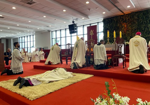 Um dos últimos nomeados pelo Papa Francisco, monsenhor Antônio Carlos da Diocese de Patos de Minas é ordenado bispo