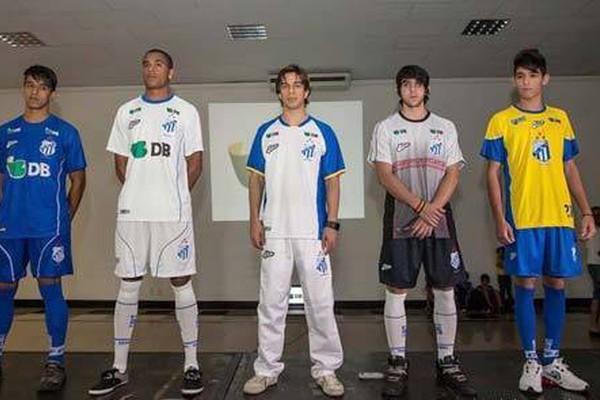 Em noite de festa, URT apresenta uniformes e parte do elenco para 2014