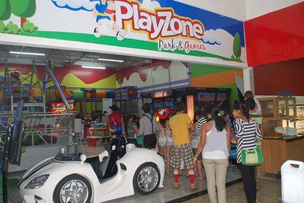 Crianças de orfanato em Patos de Minas ganham dia especial no shopping