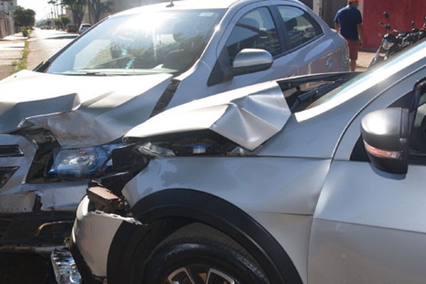 Motorista tem que ser levada para a UPA após avançar parada e bater em dois carros em Patos de Minas