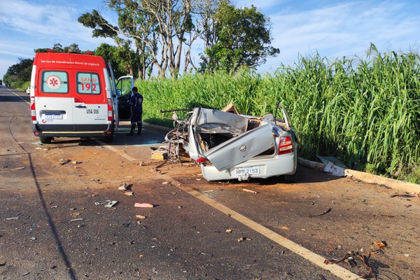 Batida frontal entre carro e caminhão na BR 146 deixa uma pessoa morta e outras duas feridas