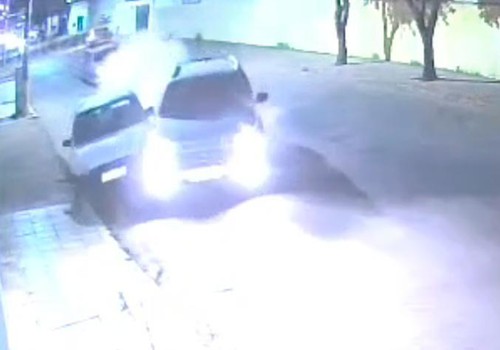 Vídeo mostra picape batendo em veículo estacionado e fugindo em Patos de Minas; veja