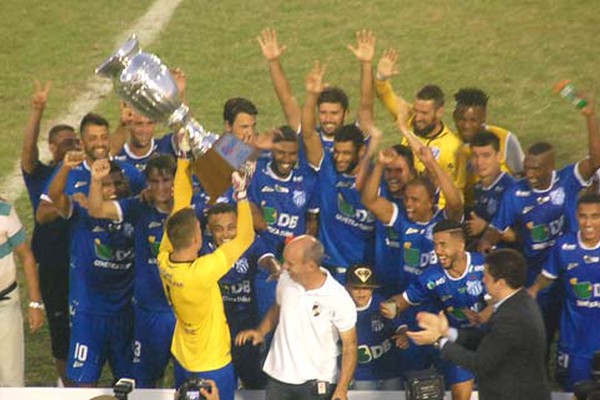 URT recebe o troféu de Campeão do Interior e fica no empate em 2 a 2 com o Atlético