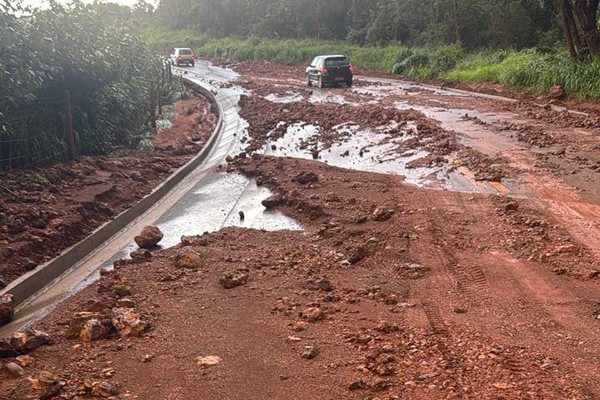 Temporal volta a causar transtornos e moradora se desespera ao ver sua casa sendo tomada pela água