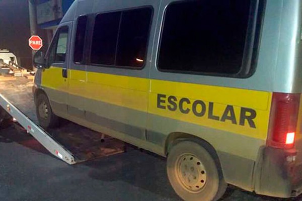 PM Rodoviária aborda van com 13 estudantes e prende motorista por exercício irregular da profissão