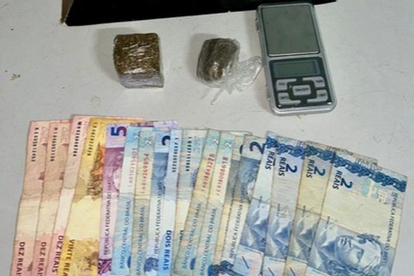 Homem ameaça idoso e acaba preso com porções de maconha e balança de precisão