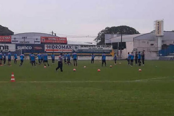 URT treina debaixo de chuva para encarar o Boa Esporte na noite desta segunda de Carnaval
