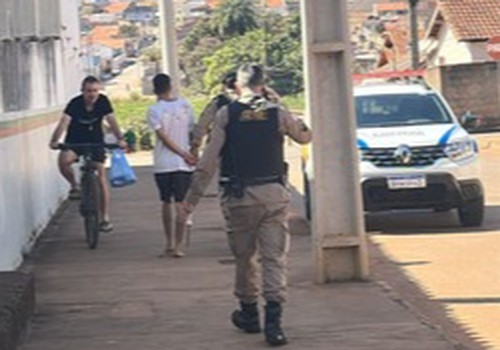 Inconformado com o fim do relacionamento, jovem ataca a companheira e o próprio pai a facadas