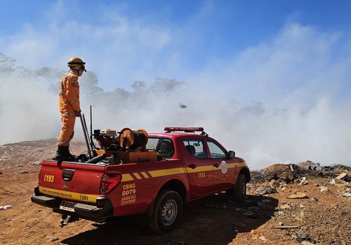 Incêndio no Aterro Sanitário Municipal mobiliza bombeiros e servidores da Prefeitura