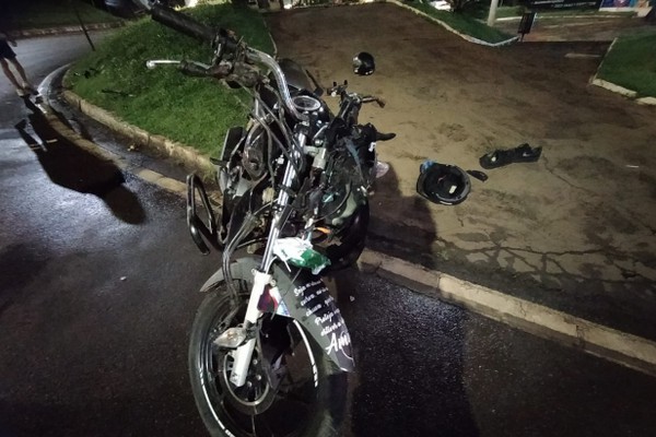 Motociclista e passageiro ficam feridos após caírem na Praça Champagnat e os dois responderão por crimes