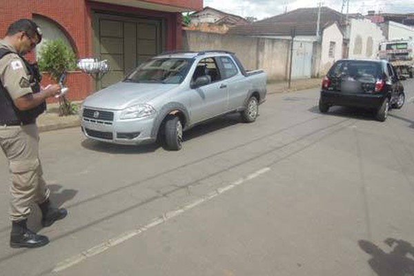 Acidente dá nó em trânsito da Ana de Oliveira e moradores pedem mão única