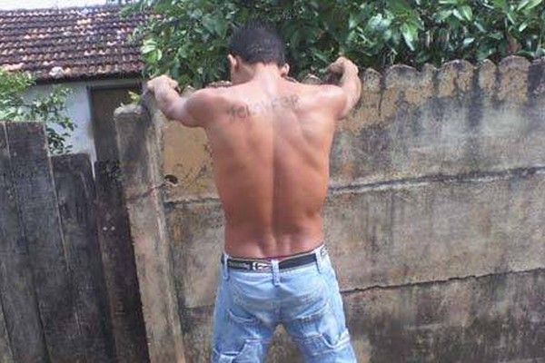 Foragido que matou a pauladas é reconhecido por tatuagem em Lagoa Formosa