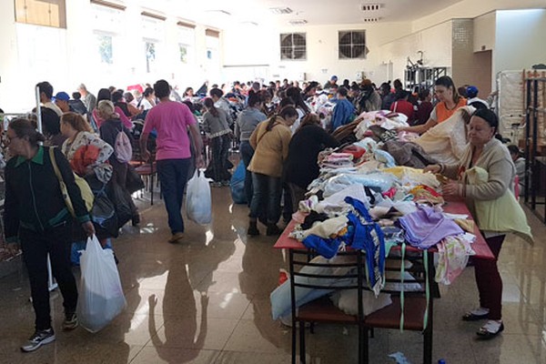 Bazar de Santo Antônio tem fila gigantesca e milhares de produtos para todos os gostos