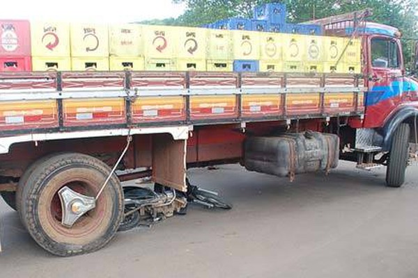 Motociclista vai parar debaixo de caminhão em acidente de frente à rodoviária