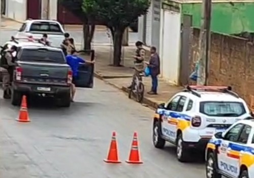 Condutor inabilitado é preso após atingir traseira de viatura da Polícia Militar em Patos de Minas
