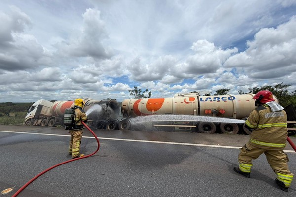 Operação com espuma e jatos d’água: incêndio em bitrem com diesel deixou BR365 interditada por mais de 17 horas