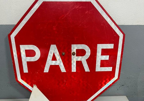 Polícia encontra placa de “Parada Obrigatória” em quarto de homem preso por tráfico, em Patos de Minas
