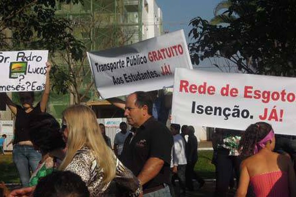 Protestos marcam o Desfile Cívico em comemoração ao aniversário da cidade