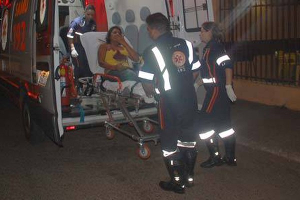 Homem crava faca no pescoço de namorada em bar após o jogo do Brasil