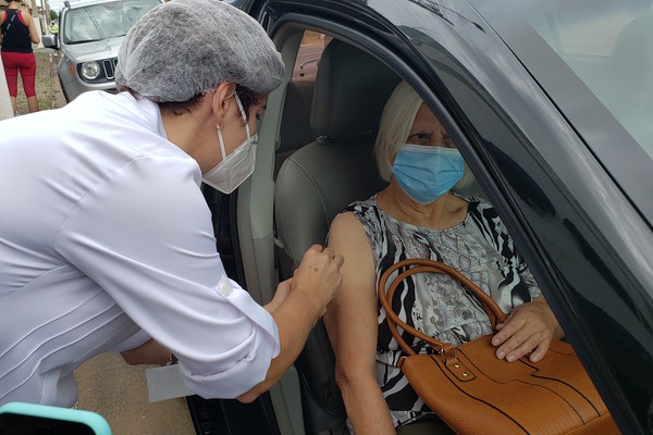 Com mais uma remessa de Coronavac, saúde inicia vacinação de idosos acima de 82 anos