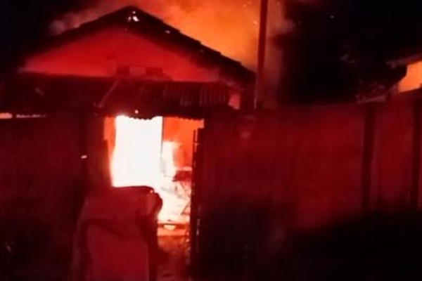 Residência em Presidente Olegário é consumida por incêndio; ninguém se feriu