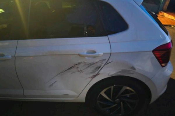 Motorista é preso após bater em carro estacionado e em árvore em Patos de Minas