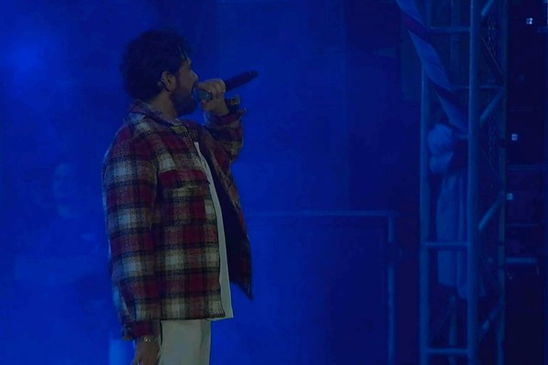Gustavo Mioto levanta o público com o sucesso "Quando apaga a luz"; veja ao vivo