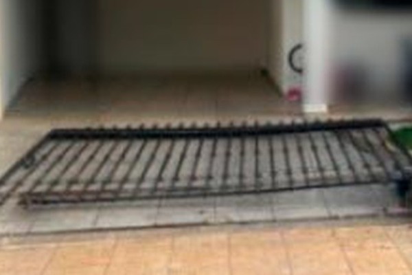 Homem discute com a esposa, derruba portão de casa e acaba preso em Patos de Minas