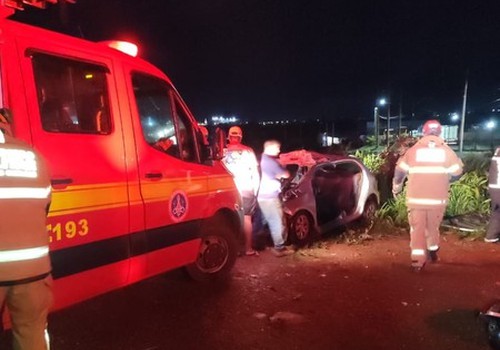 Motorista fica preso às ferragens após grave acidente entre carro e caminhão na BR-365, em Patos de Minas