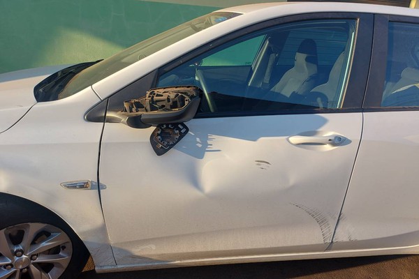 Ciclista fica ferido ao avançar parada e bater em carro no bairro Nossa Senhora das Graças