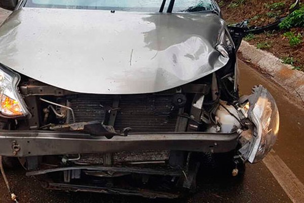 Condutora perde o controle da direção, roda e atinge o barranco na MG188 em Coromandel
