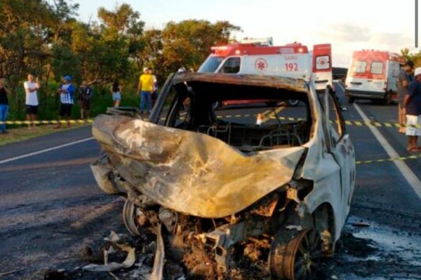 Batida violenta entre carros deixa uma pessoa morta e duas feridas, na BR365; veículo ficou em chamas