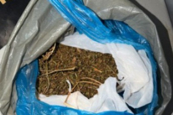 Padrasto é preso por agressão a jovem com deficiência e tráfico de drogas em Patos de Minas