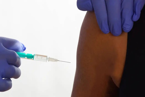 Dia Mundial do Câncer: vacina do HPV também previne doença em homens