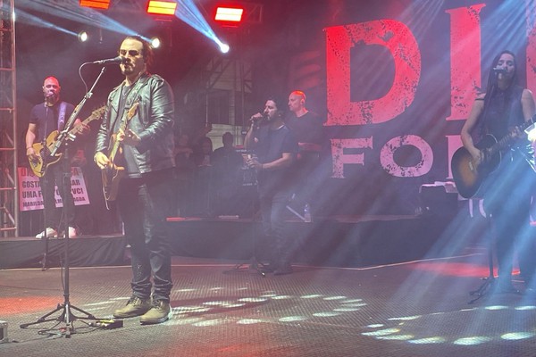 No sucesso “I don’t wanna talk about it” de Rod Stewart, Dino Fonseca rege um coral na Fenapraça 2026; veja ao vivo