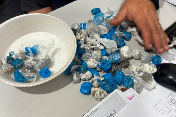Operação no Presídio de Patos de Minas encontra dezenas de buchas de maconha em cela