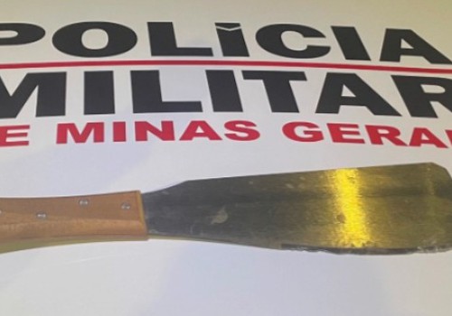 Filho é preso após ameaçar a própria mãe e se armar com facão para ofender policiais