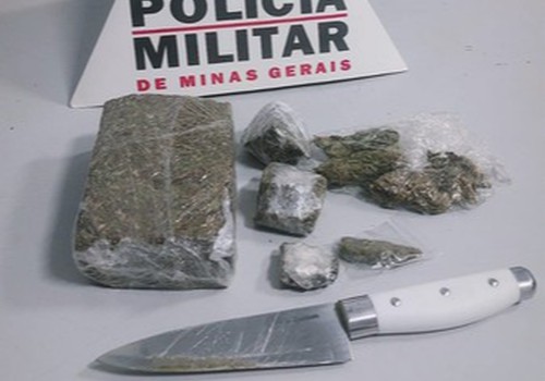 Após impedir a irmã de entrar em casa, homem é preso por tráfico e ameaça em Patos de Minas