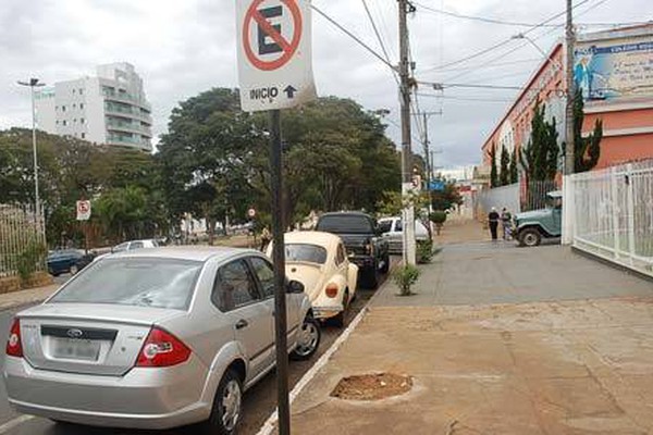 Desrespeito às placas de proibido estacionar tumultua ainda mais o trânsito