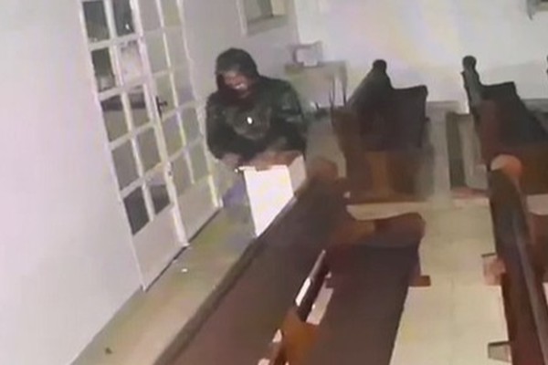 Vídeo mostra ladrão invadindo Igreja Matriz de João Pinheiro e levando o dinheiro das ofertas; veja