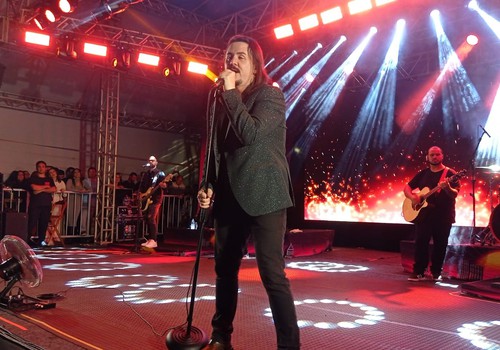 Dino Fonseca canta os maiores sucessos da música mundial na Fenapraça 2025; veja ao vivo