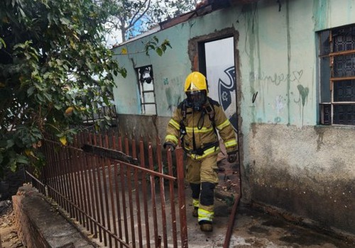 Incêndio destrói parte do telhado e deixa residência em risco de desabamento em Patos de Minas