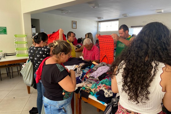 Bazar de Santo Antônio atrai grande quantidade de pessoas e fila se forma em frente ao CESPASA
