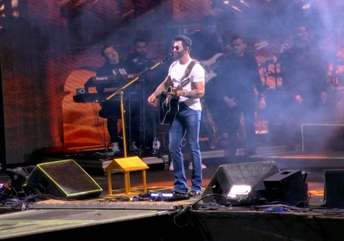 Gusttavo Lima embala multidão na Arena com "Proibido terminar" e aconselha casais; veja ao vivo